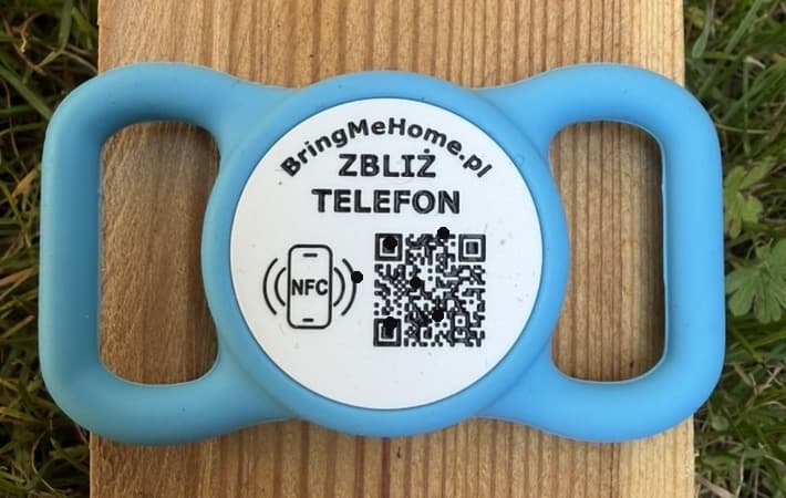 Adresówka QR i NFC BringMeHome — mała zawieszka na obrożę psa i kota